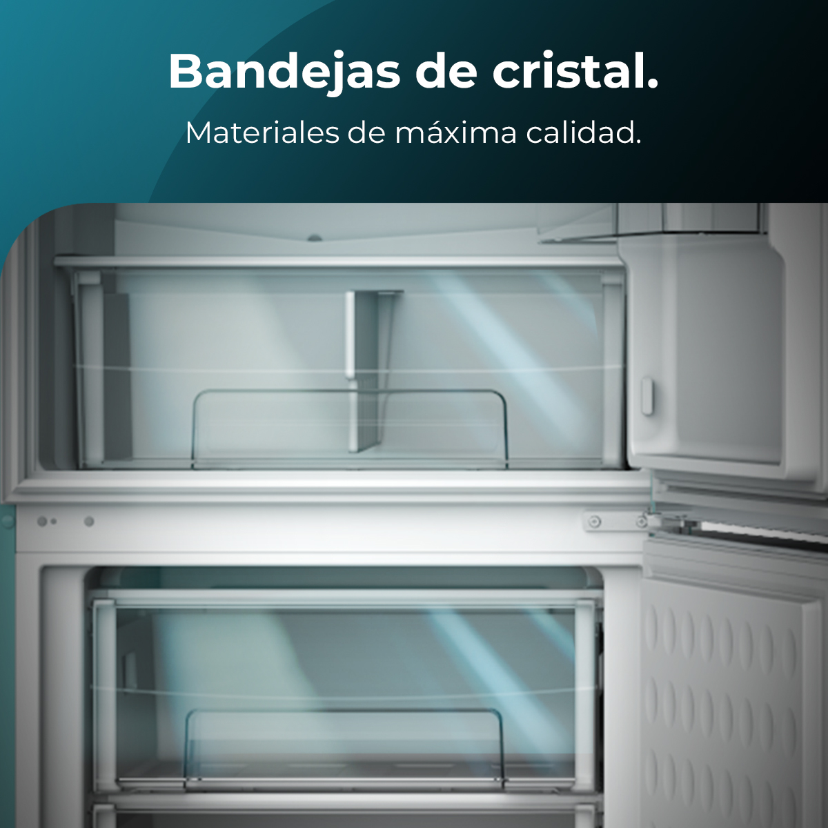 Refrigerador abierto que muestra estantes de vidrio. El estante superior tiene divisores. Interior blanco, con la puerta abierta. Texto: Bandejas de cristal.