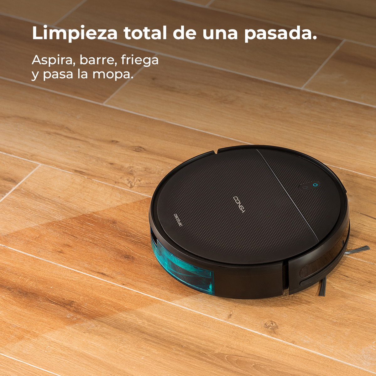 Un robot aspirapolvere nero su un pavimento in legno. Il testo dice che aspira, spazza, lava e passa il mocio.