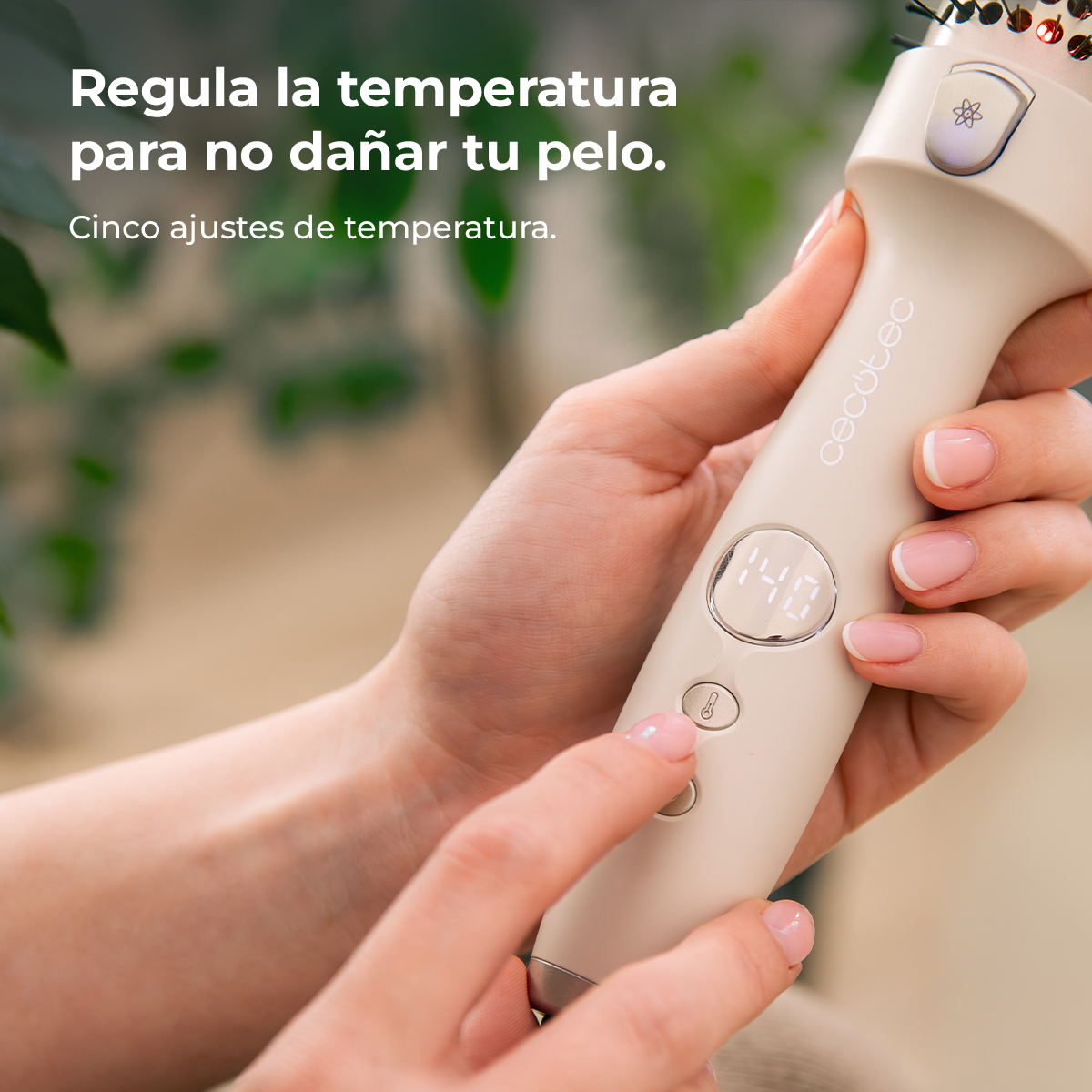 Una mano femminile tiene uno styler per capelli beige. Ha un display digitale che mostra 140. Il testo in alto dice controllo della temperatura.