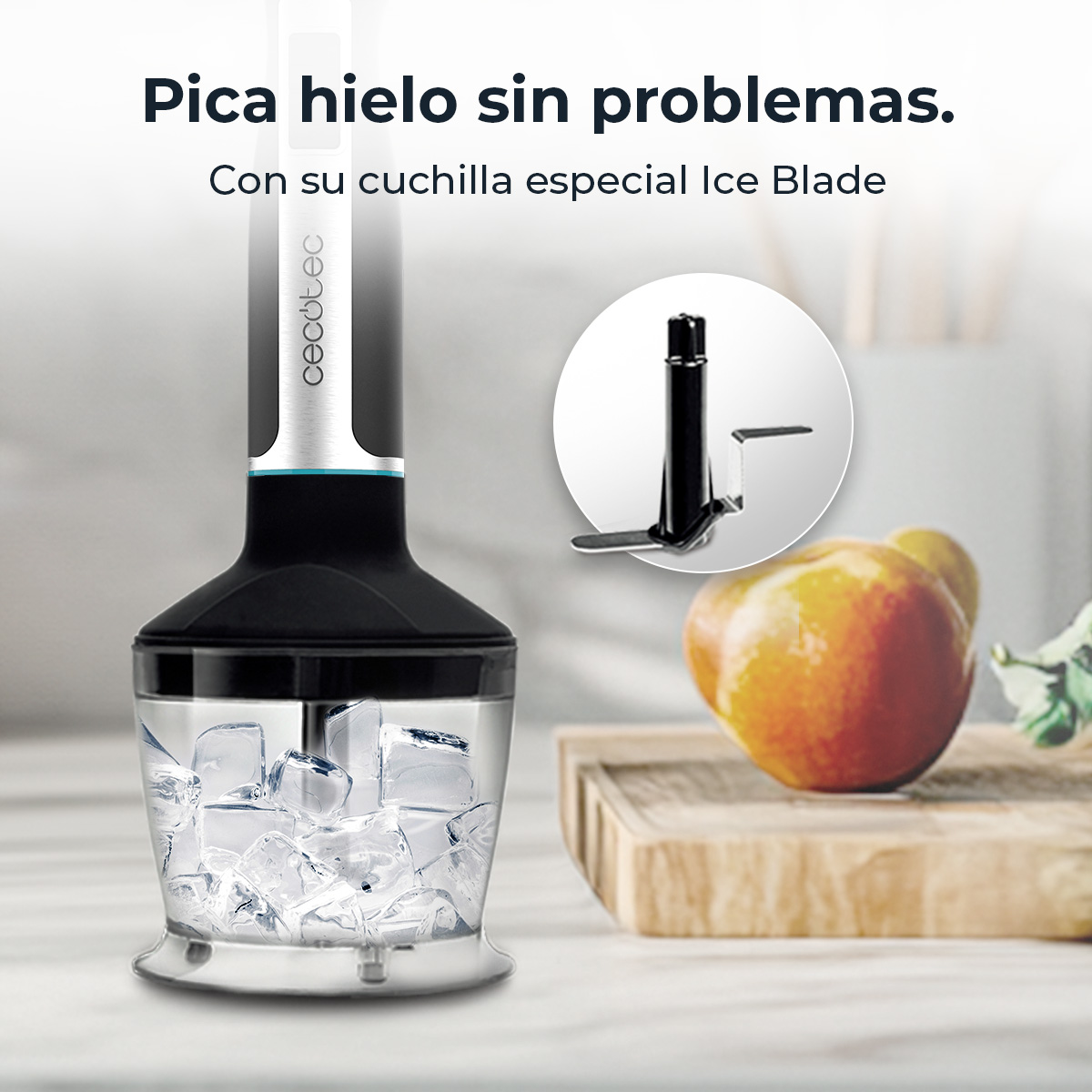 Czarny blender z lodem. Pokazano szczegół ostrza. Pomarańcza leży na drewnianej desce. Tekst: 'Pica hielo sin problemas'.