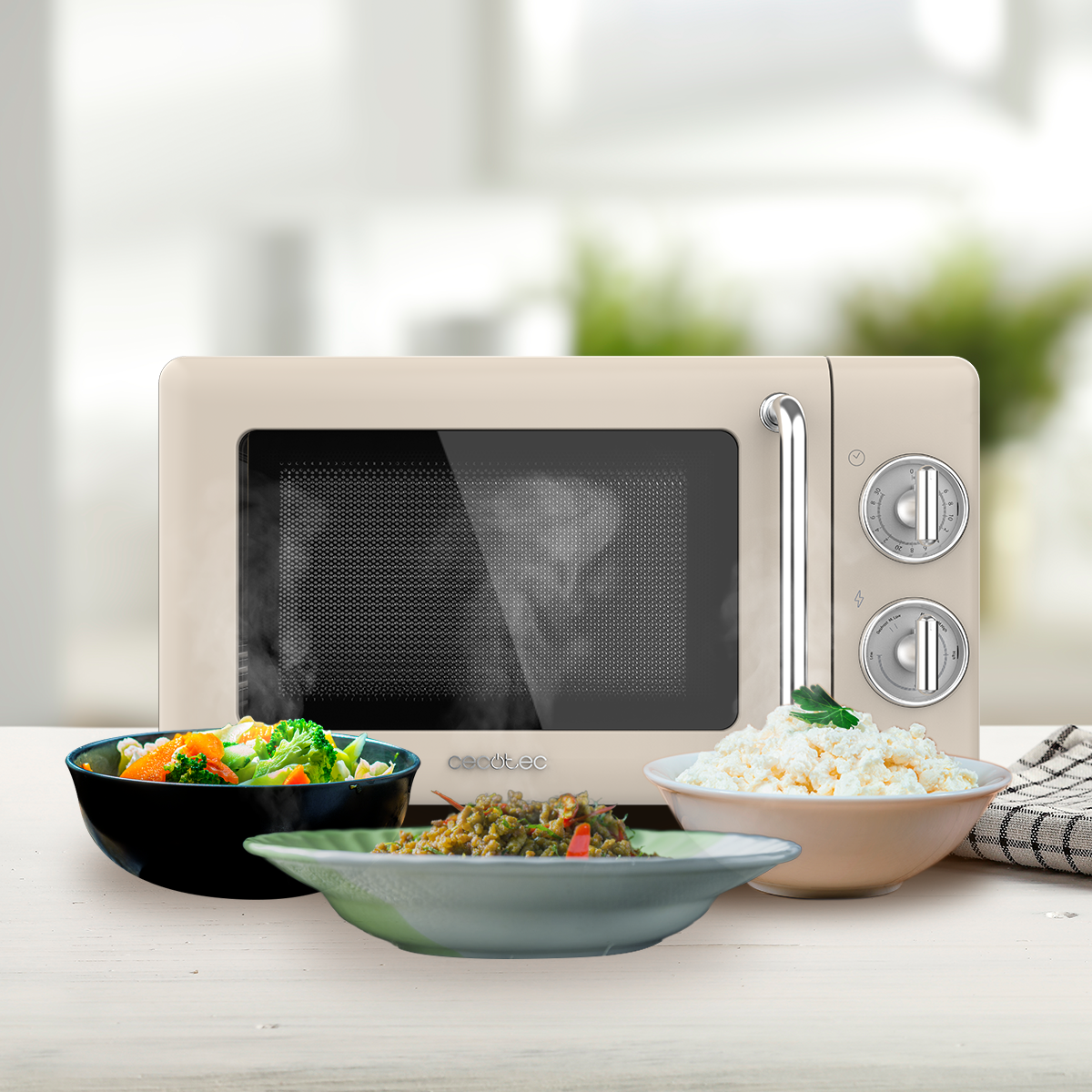 Beżowa kuchenka mikrofalowa z miseczkami z jedzeniem z przodu. Para unosi się z kuchenki mikrofalowej. Miski zawierają warzywa i twaróg.