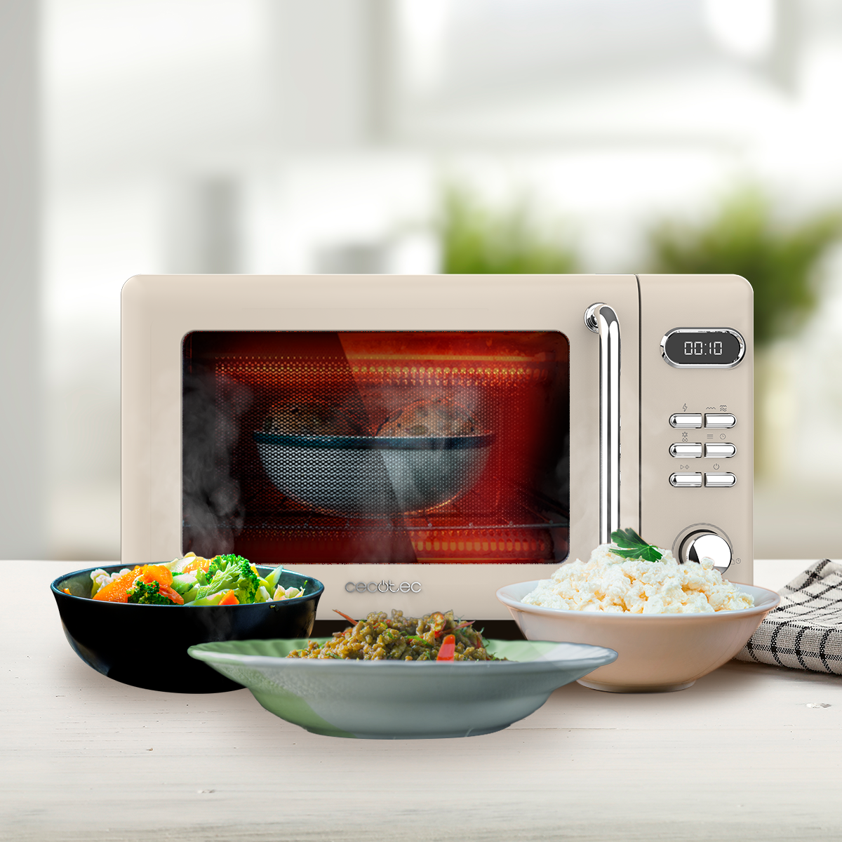 Beżowa kuchenka mikrofalowa z jedzeniem w środku. Miski z jedzeniem są z przodu. W kuchence mikrofalowej znajduje się parujące jedzenie.