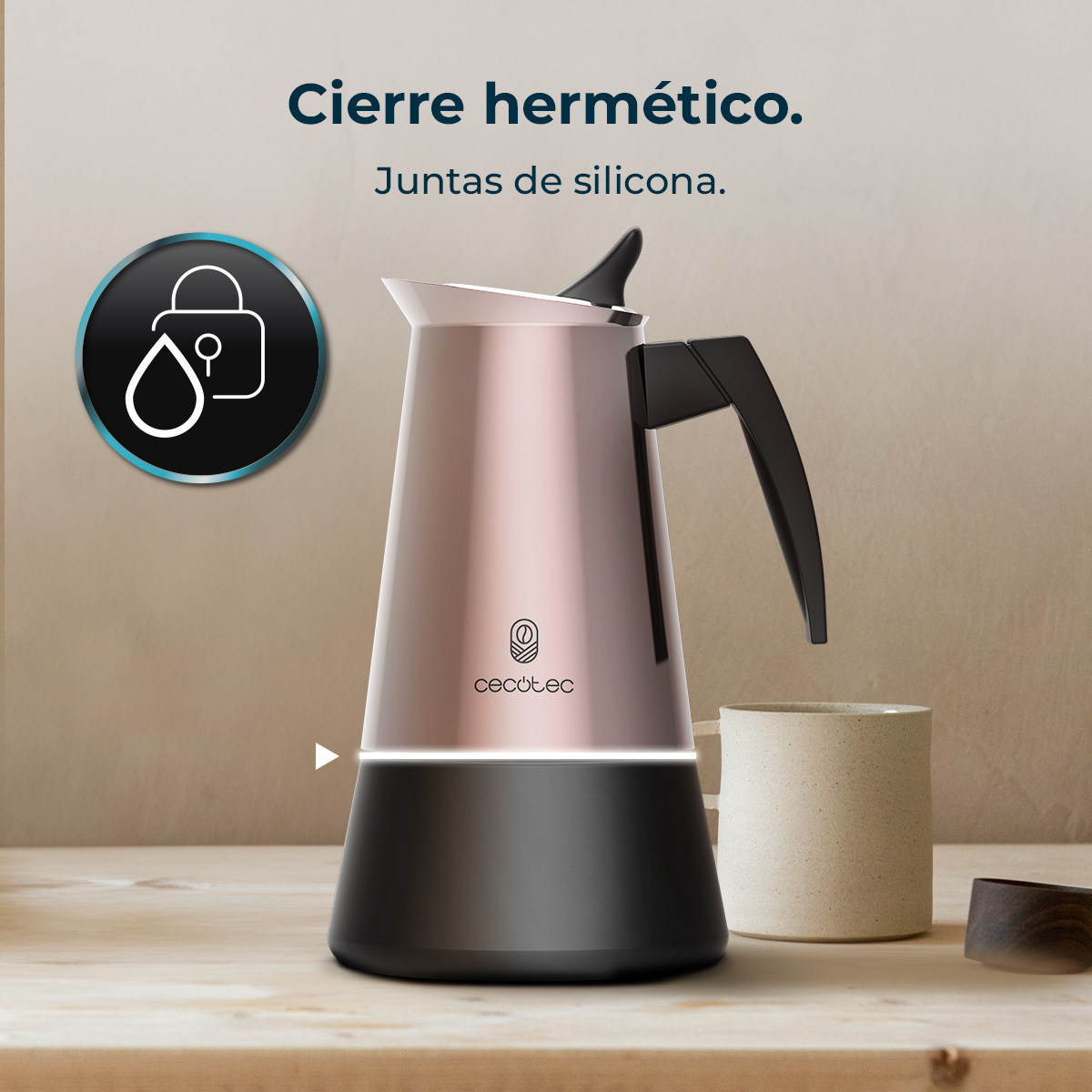 Una caffettiera color oro rosa e nera, una tazza beige e una tazza di legno su una superficie di legno.