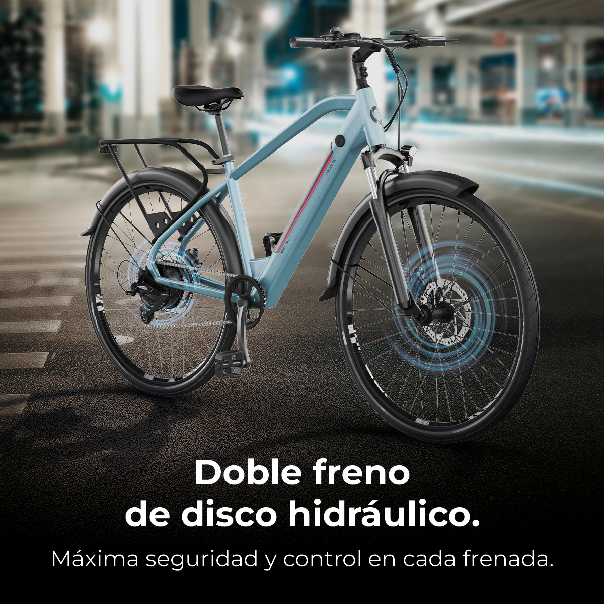 Una e-bike azzurra con pneumatici neri e freni a disco è parcheggiata su una strada. Il testo sottostante dice doppio freno a disco idraulico.