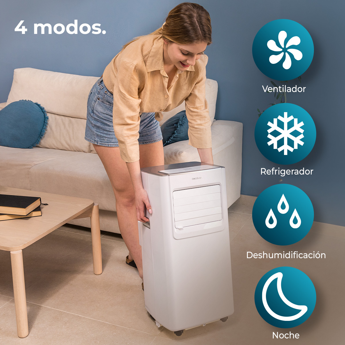 Kobieta z klimatyzacją. Biała jednostka na kółkach. Niebieska ściana, sofa, stół i ikony. Wentylator, lodówka, osuszacz i tryb nocny.