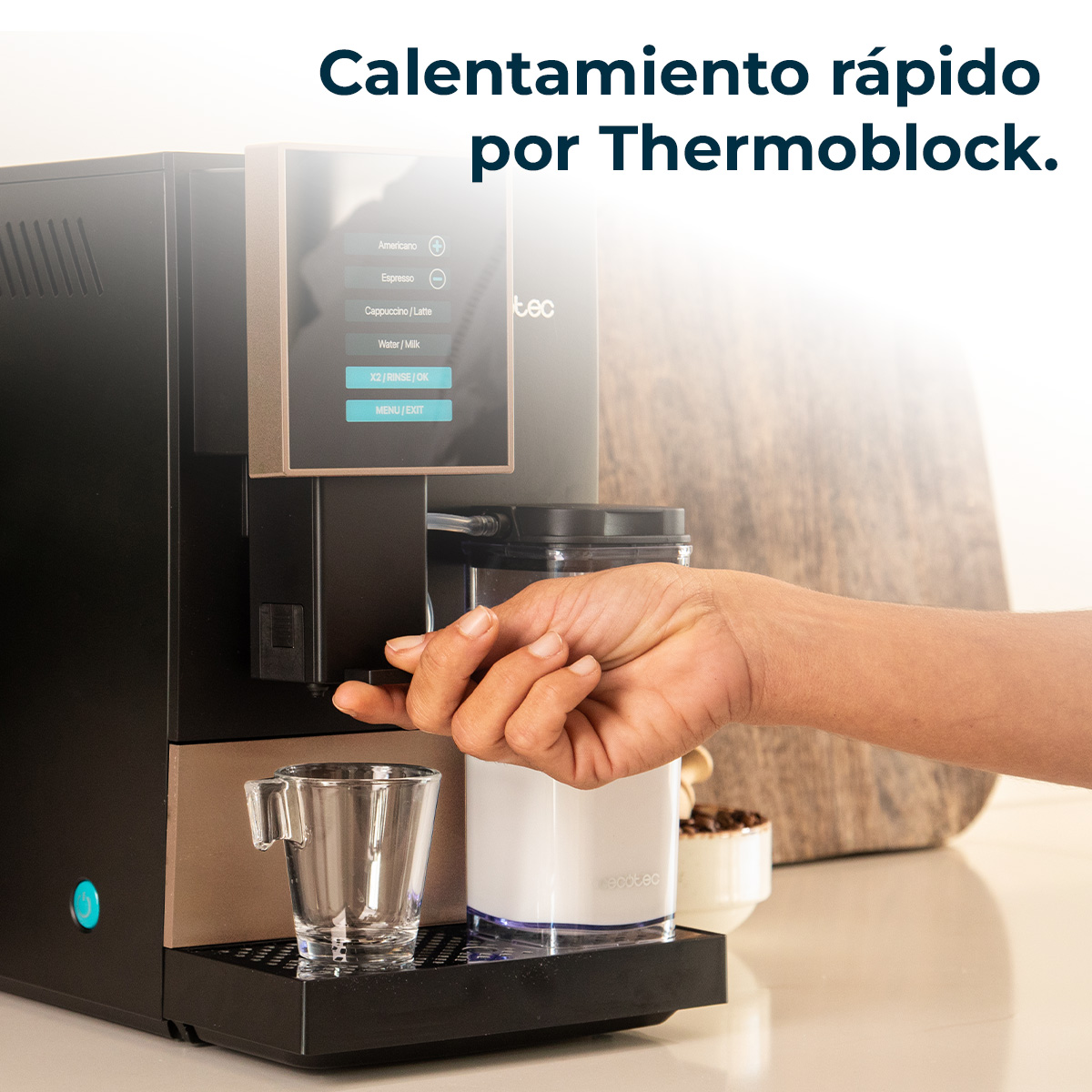 Una macchina da caffè con una mano che tiene un contenitore di latte. La macchina ha uno schermo con opzioni. Una tazza di vetro è davanti.