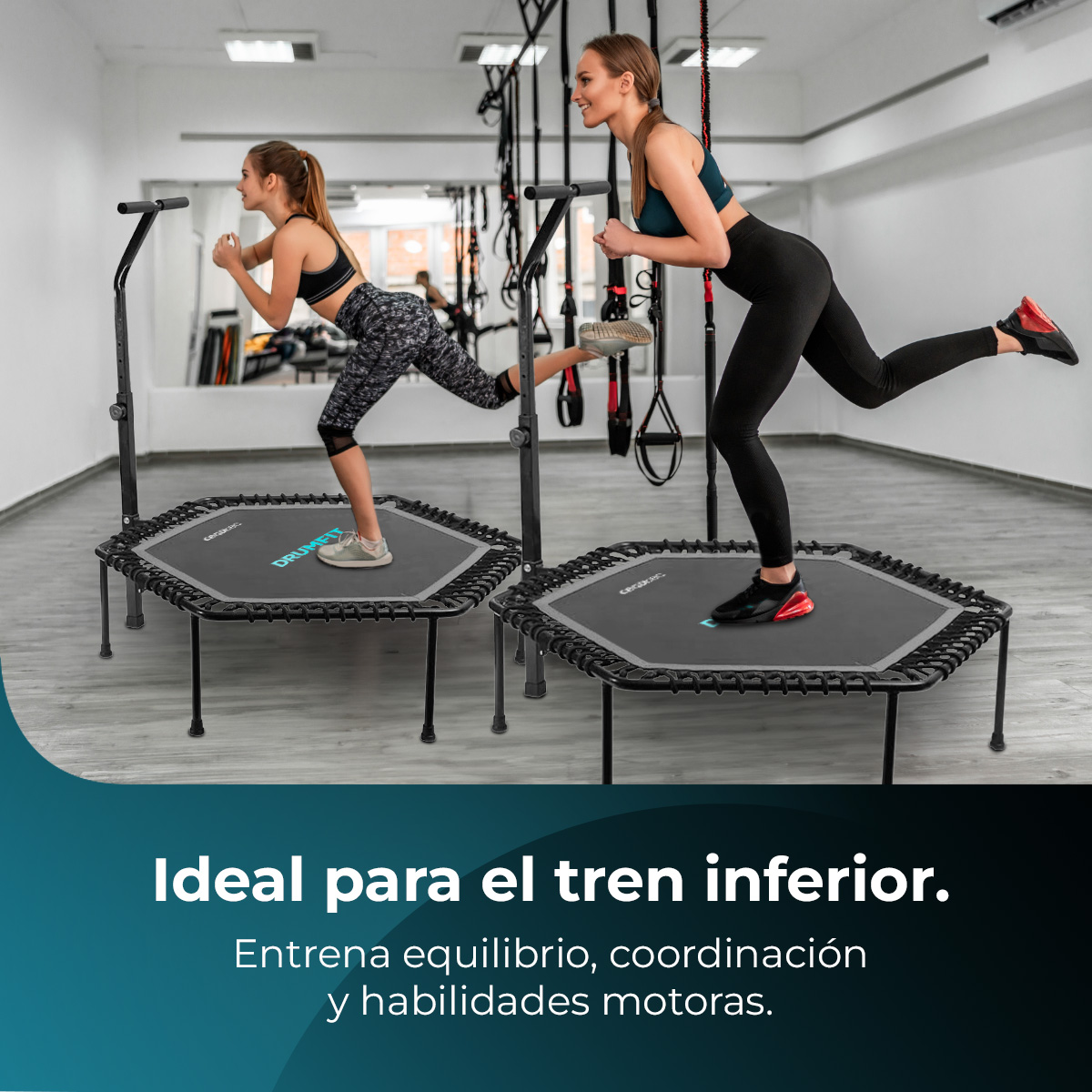 Dwie kobiety ćwiczą na trampolinach. Jedna w legginsach we wzory, druga w czarnych, obie skaczą. Tekst: Idealne do treningu dolnych partii ciała.