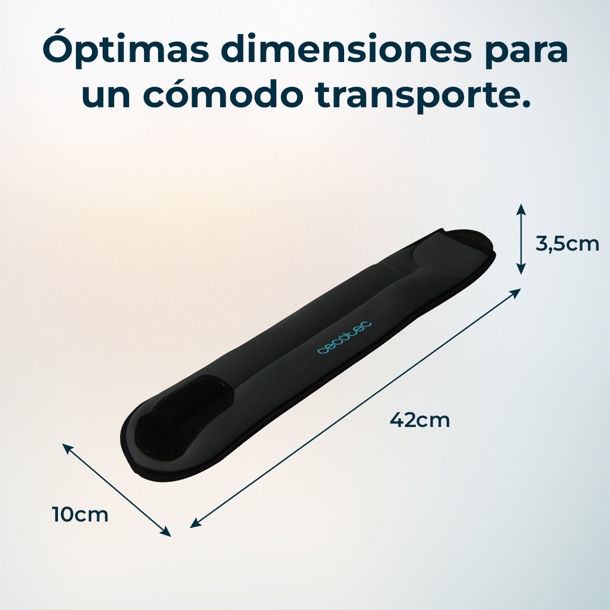 Soporte acolchado negro con logo Cecotec, mide 42cm largo, 10cm ancho y 3.5cm grosor. Texto: Dimensiones óptimas para un transporte cómodo.