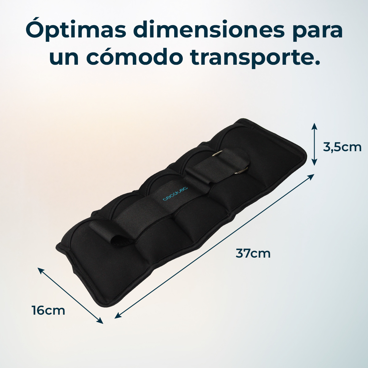 Tobillera negra con dimensiones: 37cm largo, 16cm ancho y 3,5cm grosor. Texto superior: Dimensiones óptimas para un transporte cómodo.