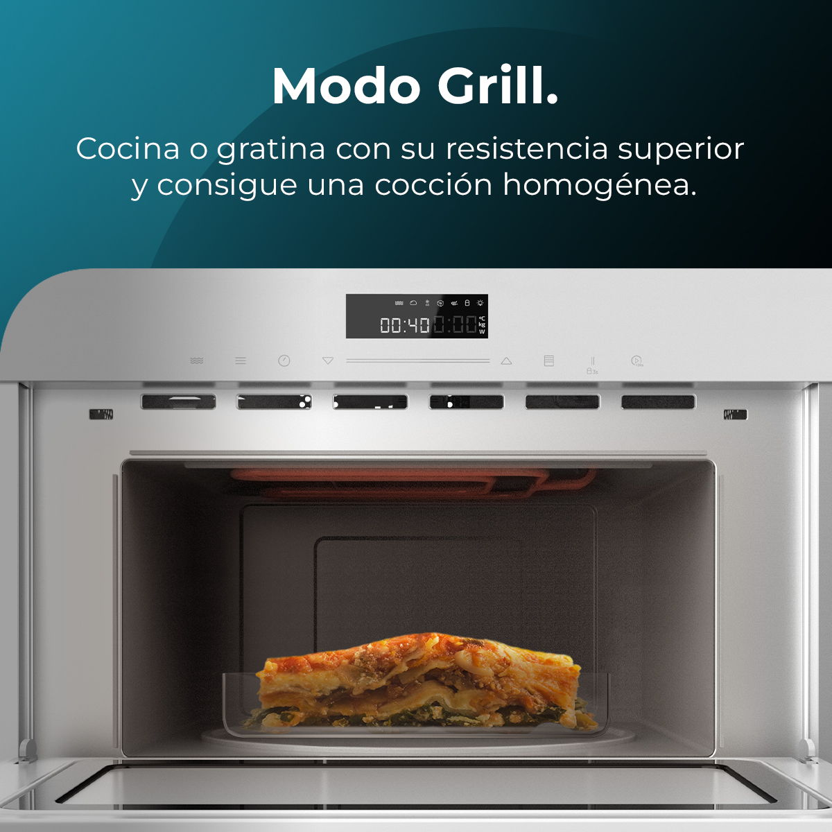 Otwarty piekarnik mikrofalowy wyświetla lasagne na przezroczystym talerzu. Panel sterowania piekarnika pokazuje timer. Tło to gradient.