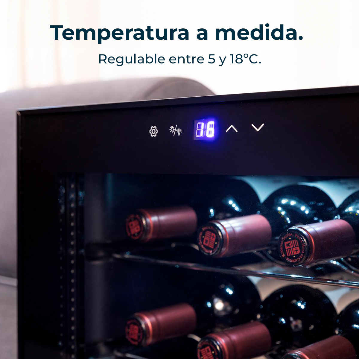 Una cantinetta con bottiglie. Il display mostra 8,8 gradi. Testo: 'Temperatura a medida' e 'Regulable entre 5 y 18°C'.