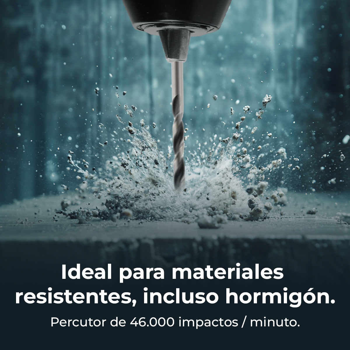 Una broca perfora hormigón, creando escombros y polvo. El taladro es negro y plateado, el hormigón es gris. Texto en la parte inferior.