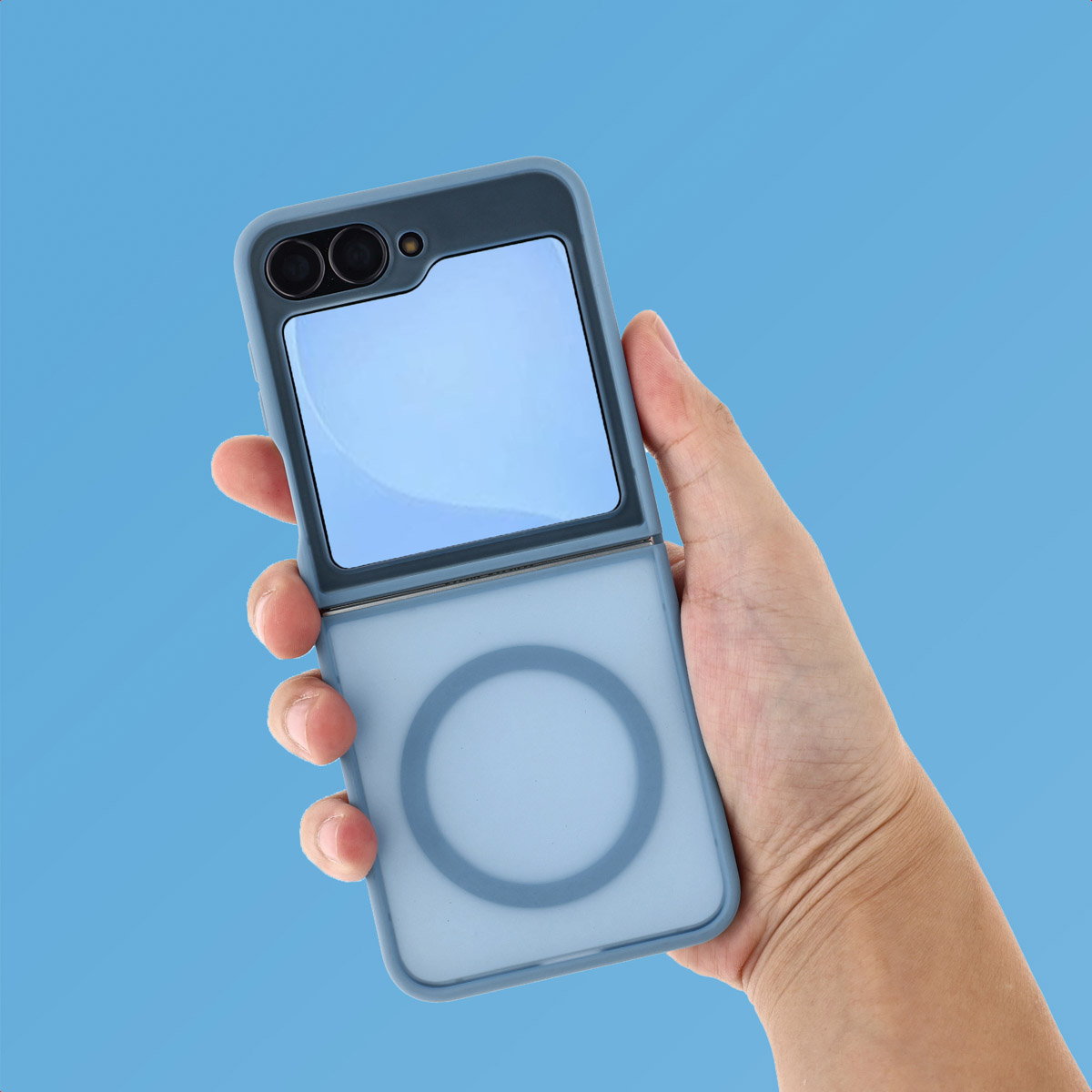 Een hand die een blauwe smartphonehoes vasthoudt. De telefoon is open en toont een scherm. De achtergrond is blauw.