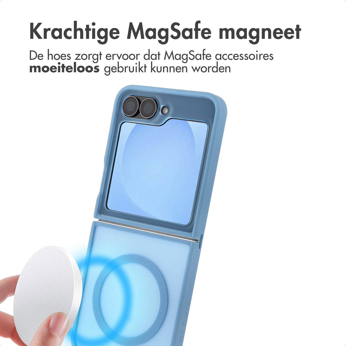 Een blauwe telefoonhoes met een MagSafe-magneet. Een wit rond accessoire wordt aan de hoes bevestigd, met blauwe magnetische lijnen.