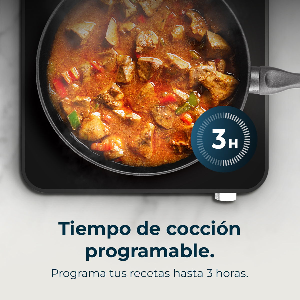 Una sartén con guiso cocinándose en una estufa negra, temporizador de 3 horas. El texto dice 'tiempo de cocción programable'.