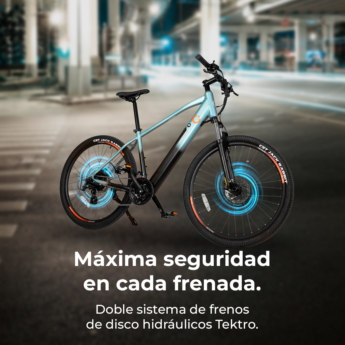 Una bicicletta elettrica è mostrata su uno sfondo urbano sfocato. Ha accenti blu e il testo dice: 'Massima sicurezza in ogni frenata'.