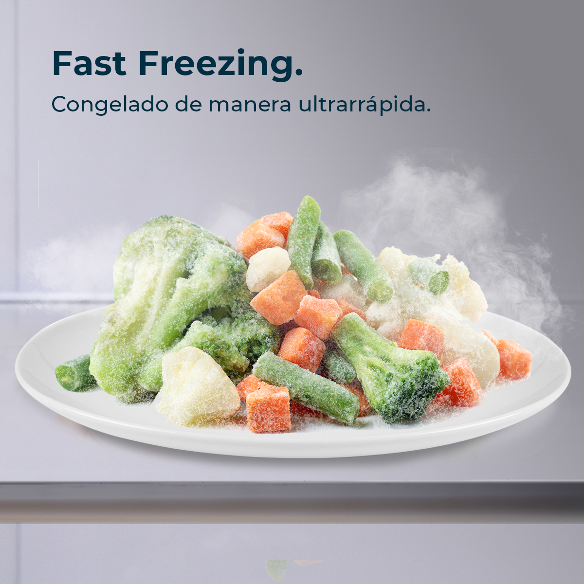 Un plato de verduras congeladas, incluyendo brócoli, zanahorias y coliflor, con vapor ascendente sobre un fondo gris.
