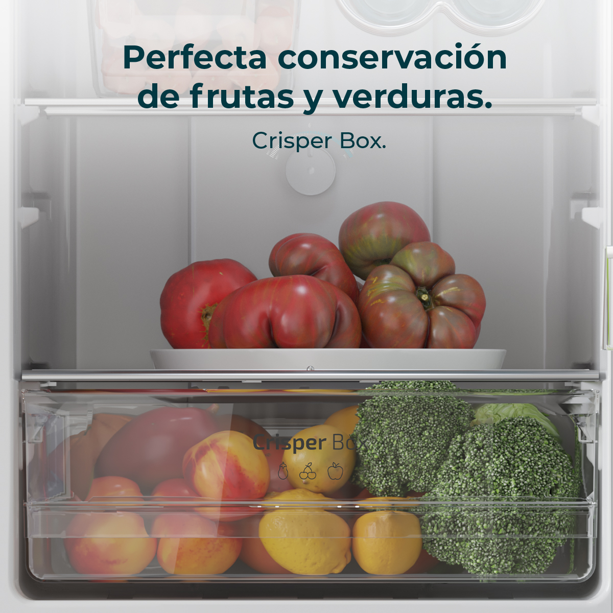 Dentro de un refrigerador, los tomates y el brócoli están en los cajones de verduras. También se ven melocotones y limones.