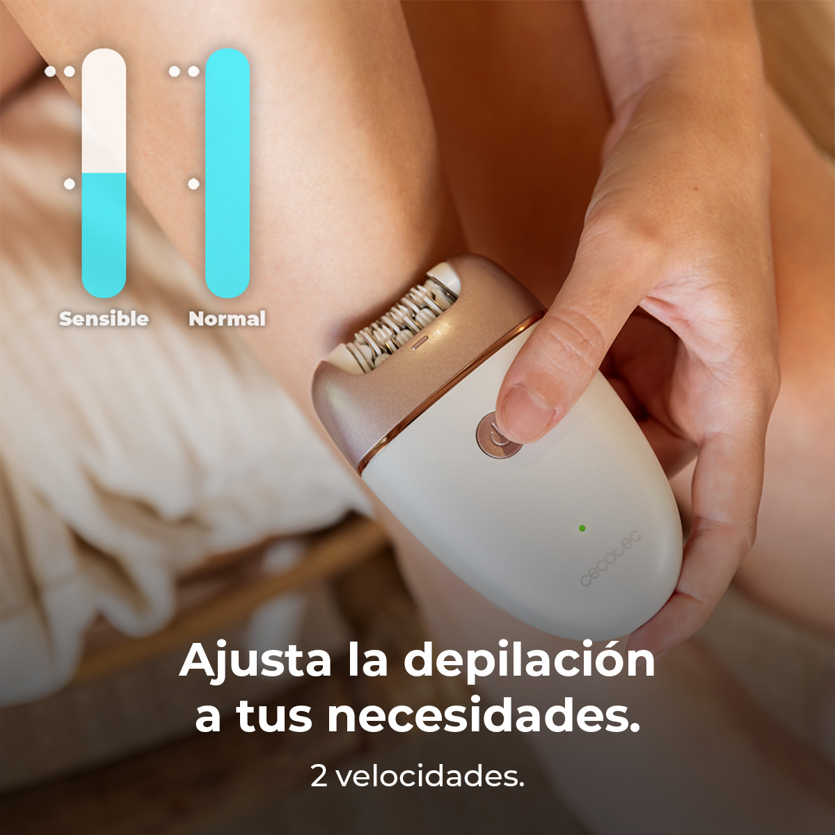 Una persona usa una depiladora en su brazo. La depiladora es blanca y dorada. Se muestran dos velocidades: Sensible y Normal.