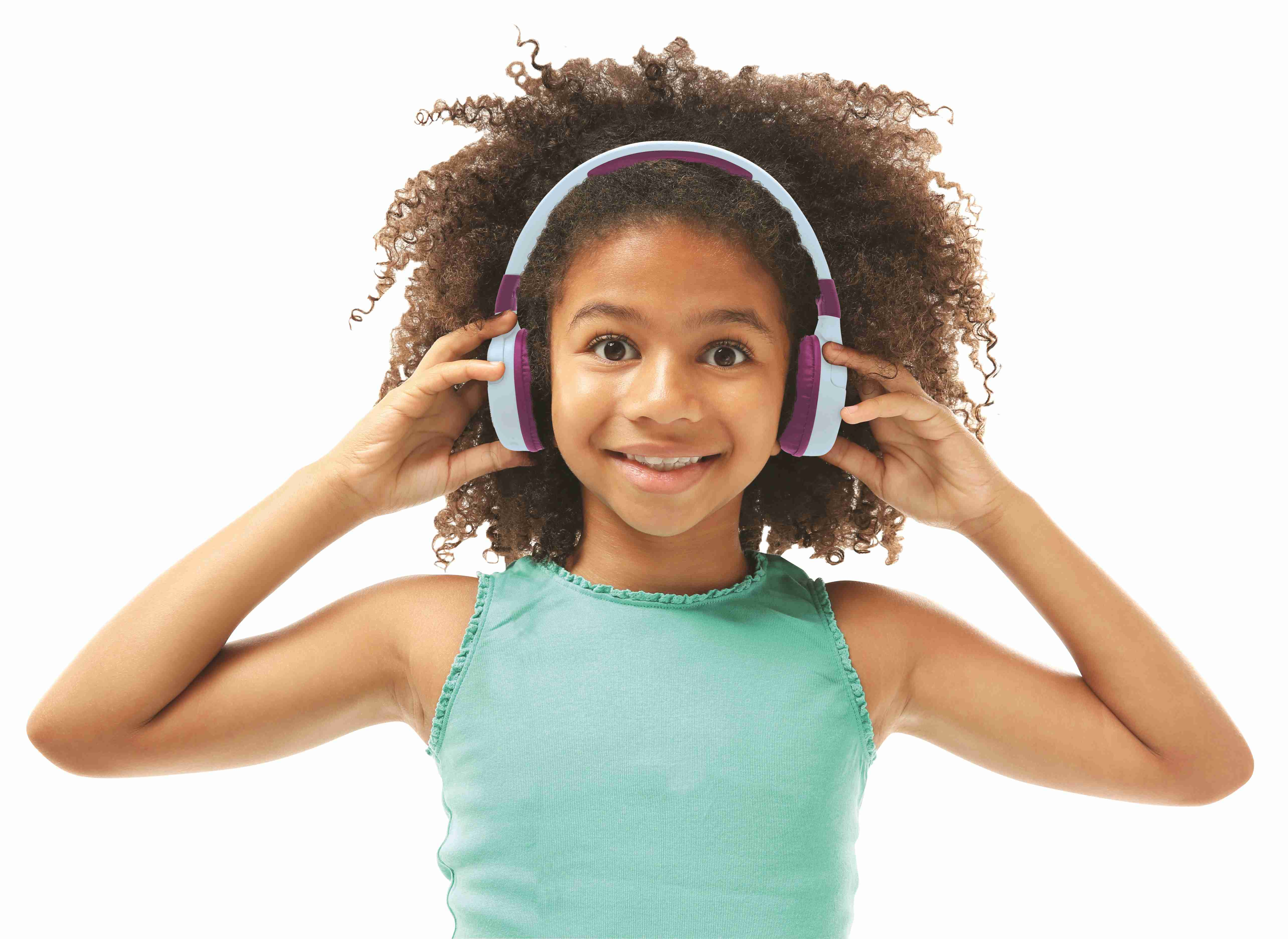 Uśmiechnięta dziewczyna nosi słuchawki. Ma kręcone włosy i jasnoniebieski top. Białe tło.
