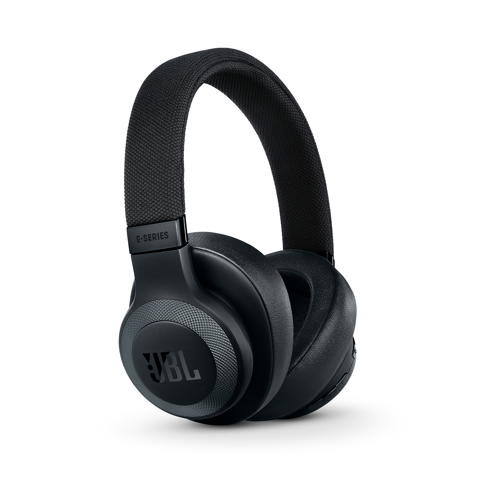 Cuffie JBL serie E nere su sfondo bianco. Le cuffie sono leggermente inclinate a destra.