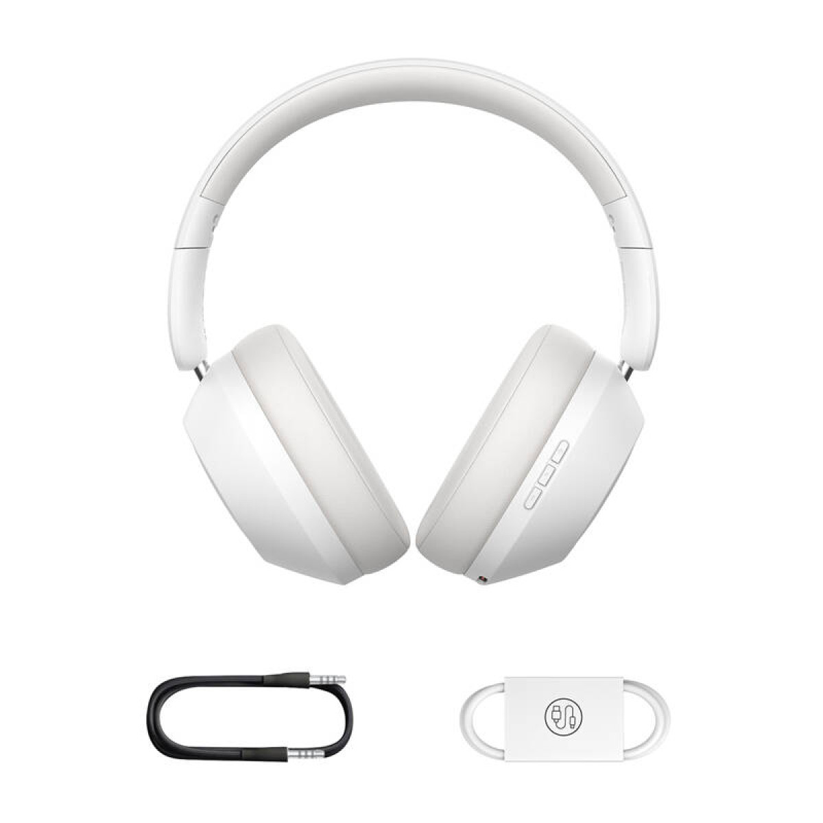 Weiße Kopfhörer mit Ohrmuscheln, ein schwarzes Kabel und ein weißes Ladekabel werden auf weißem Hintergrund angezeigt.