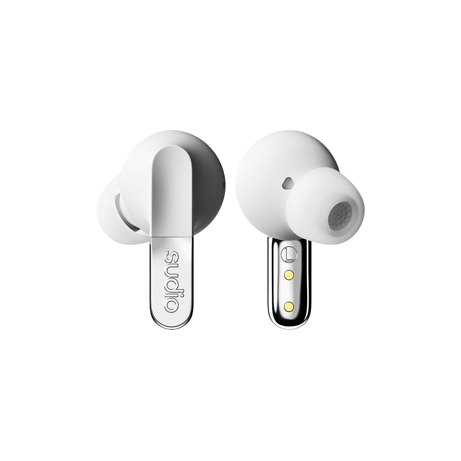 Deux écouteurs blancs Sudio sur fond blanc. L'un montre le logo Sudio. L'autre a des trous pour l'oreille et des voyants de charge.