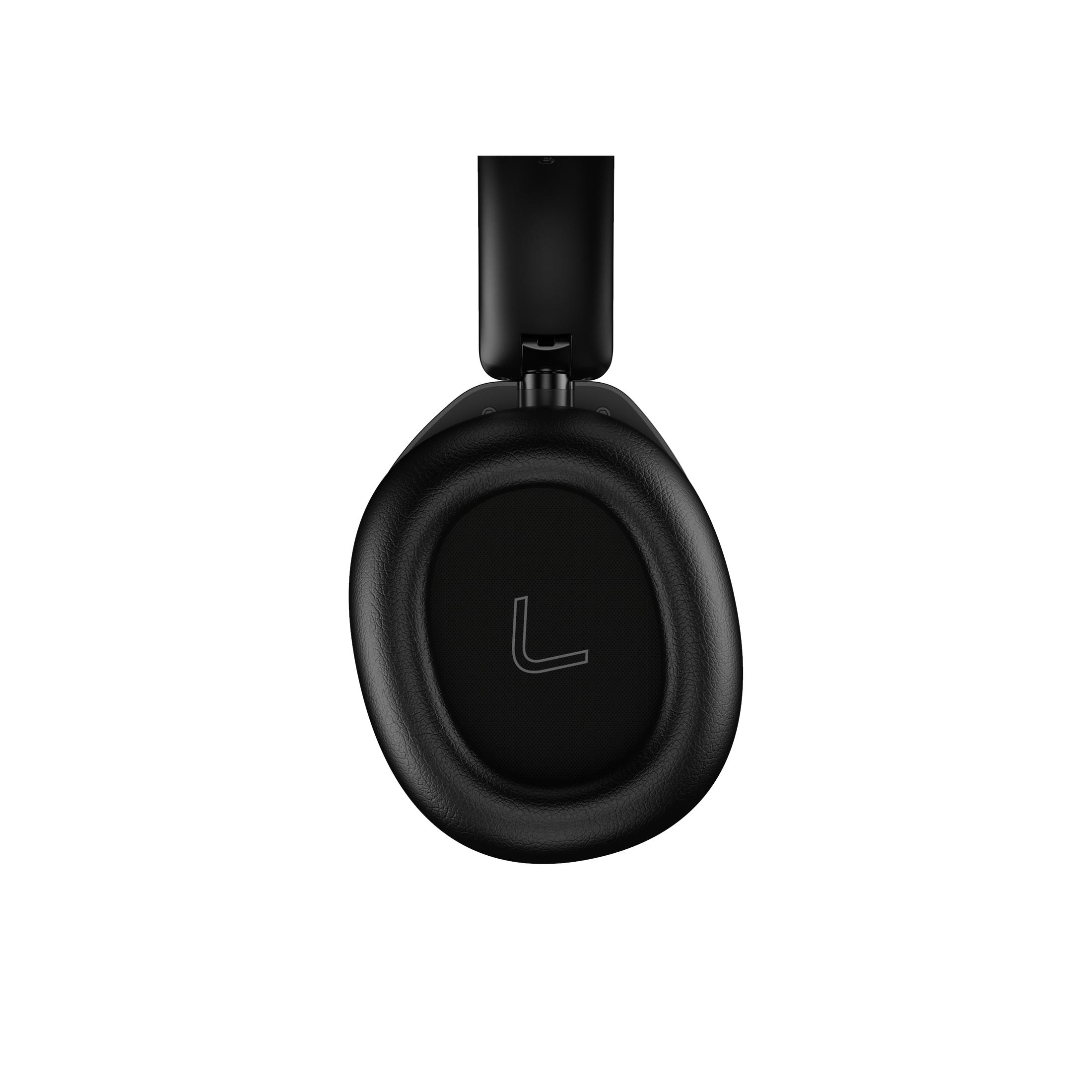 Zbliżenie czarnych słuchawek. Widoczny jest lewy nausznik z subtelnym oznaczeniem 'L'.