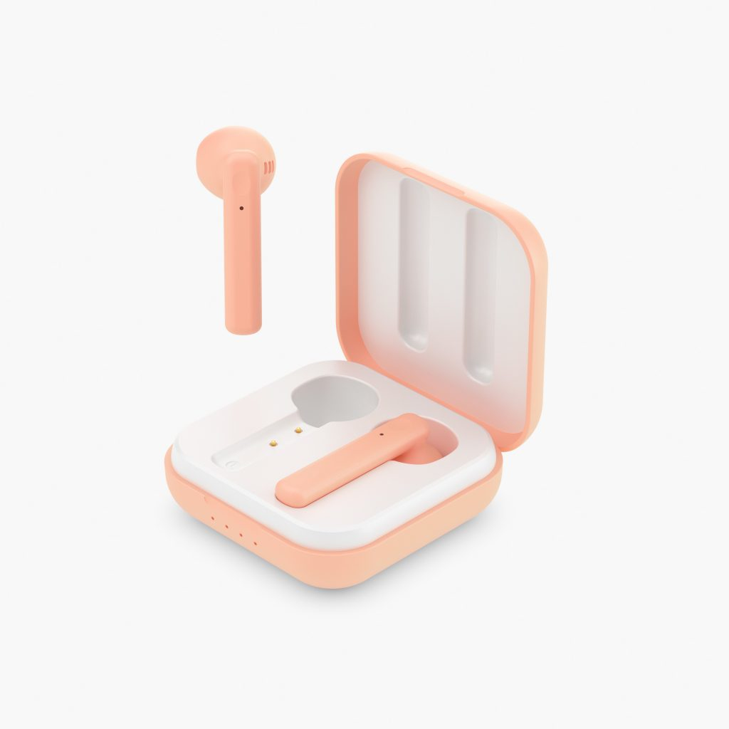 Auricolari wireless color pesca, uno staccato, l'altro in una custodia di ricarica aperta. Interno bianco, esterno pesca.