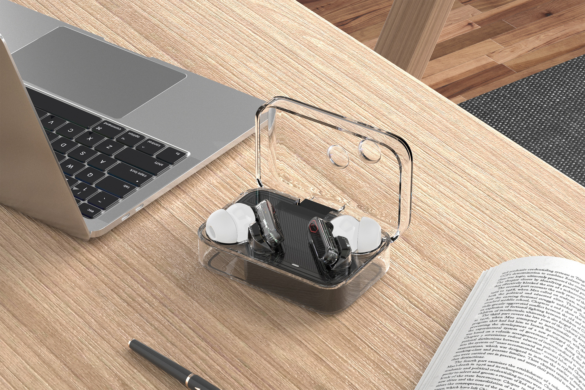 Un laptop, auricolari wireless in una custodia, una penna e un libro sono su una scrivania di legno.
