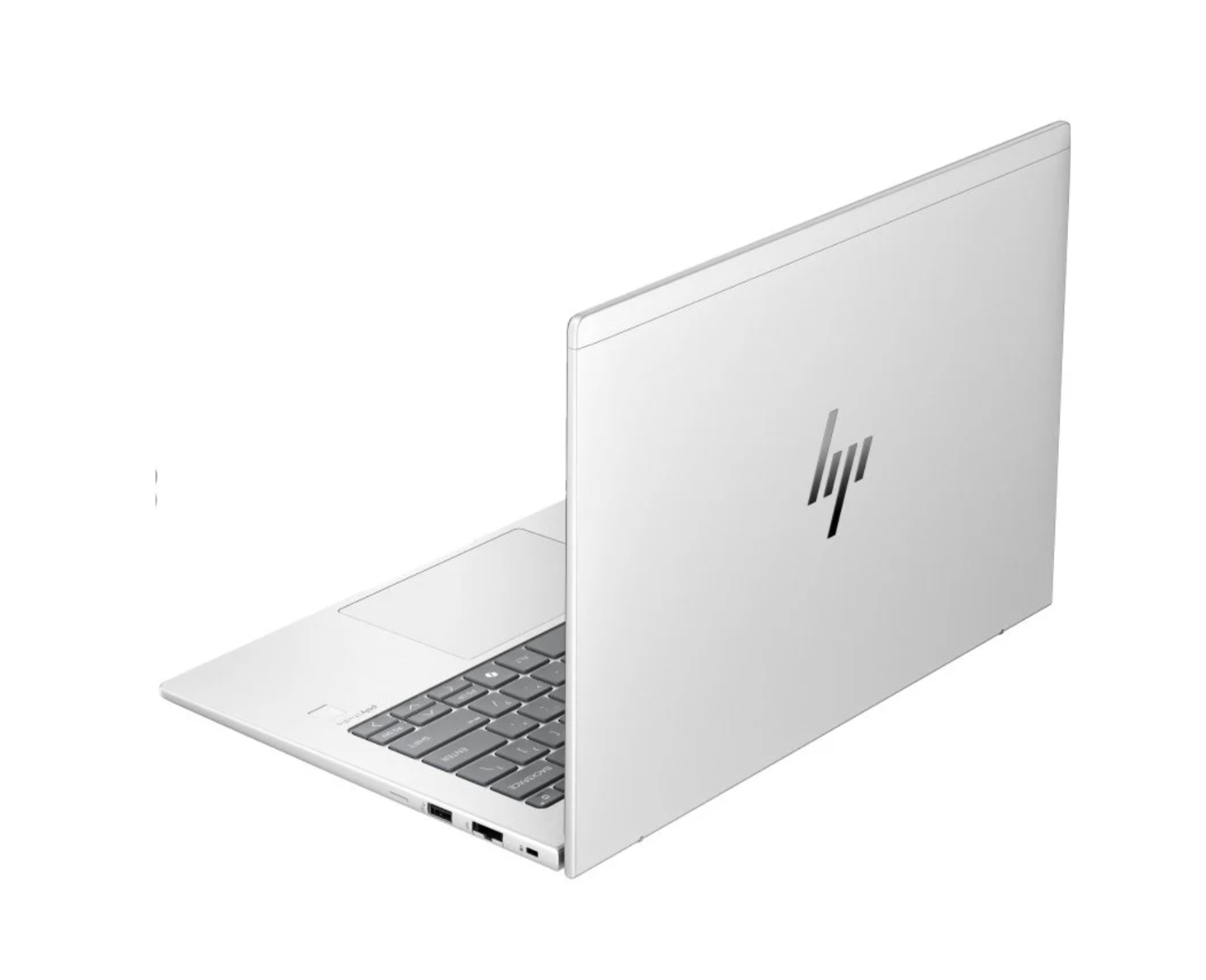 Una computadora portátil HP blanca se muestra en ángulo, mostrando el teclado y la parte posterior con el logotipo de HP sobre un fondo blanco.