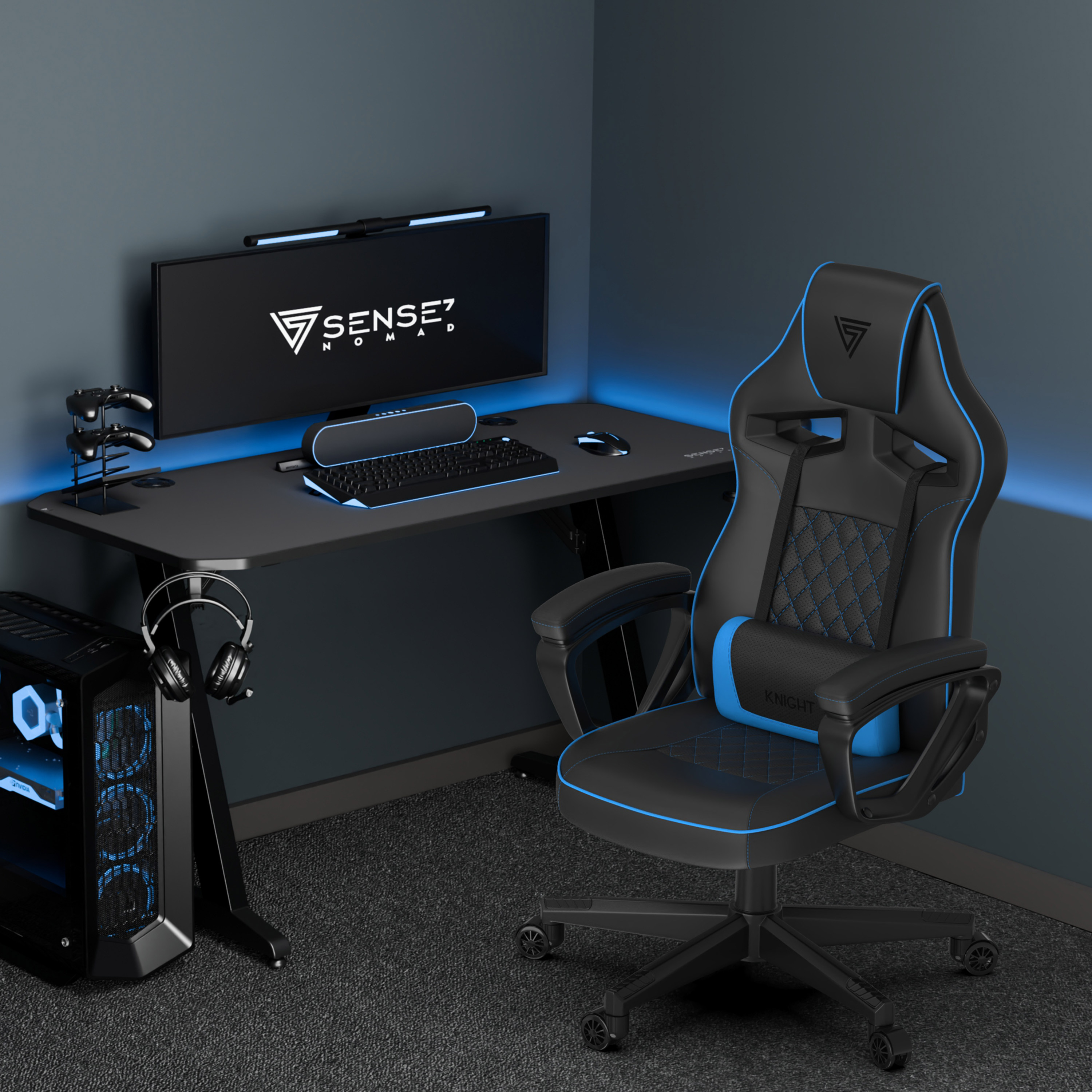 Configuration de jeu avec bureau, chaise et ordinateur noirs. Moniteur, clavier, souris, casque et manettes sont visibles.