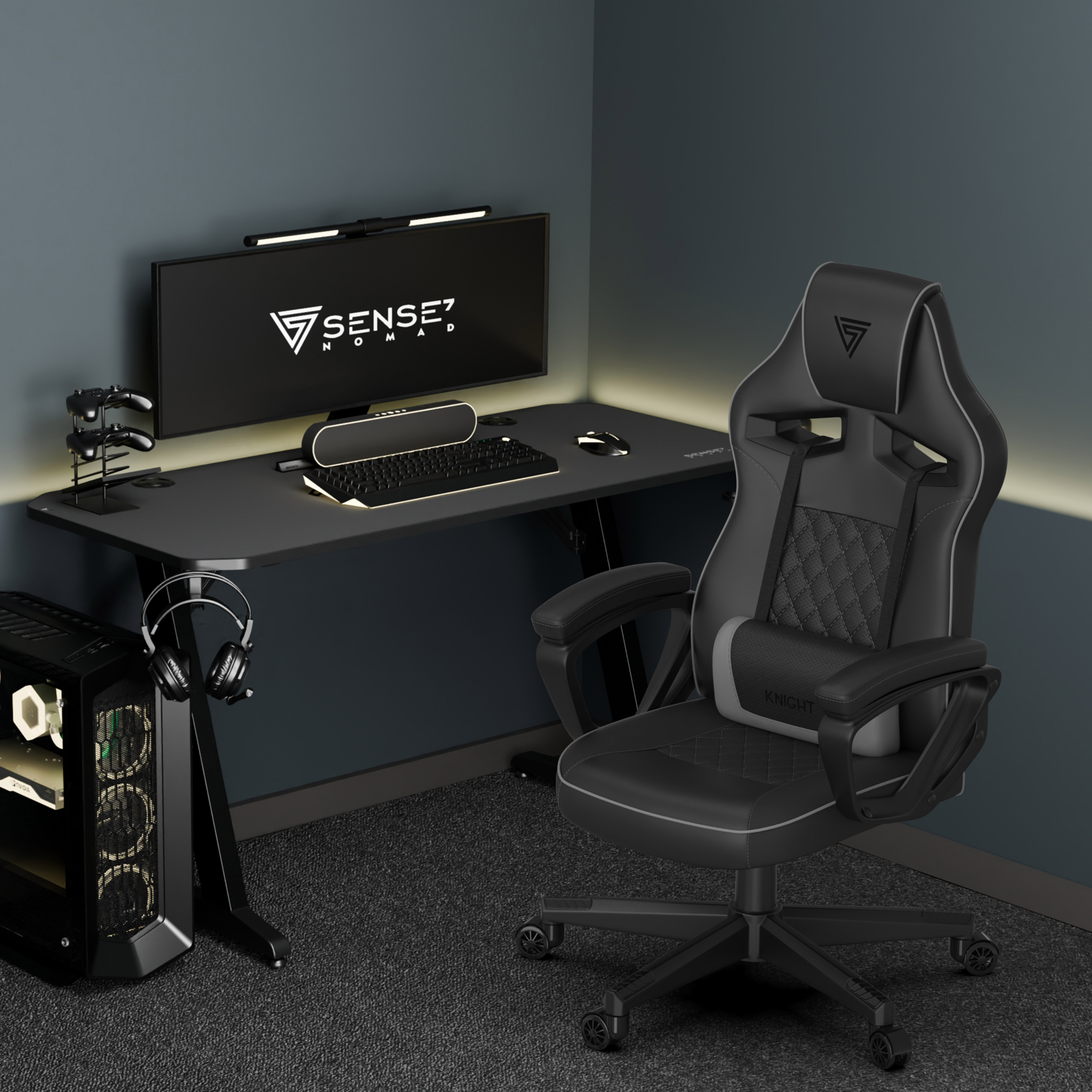 Configuration de jeu : bureau, chaise, PC et moniteur noirs. Les accessoires incluent clavier, souris, casque et manettes, tout en noir.