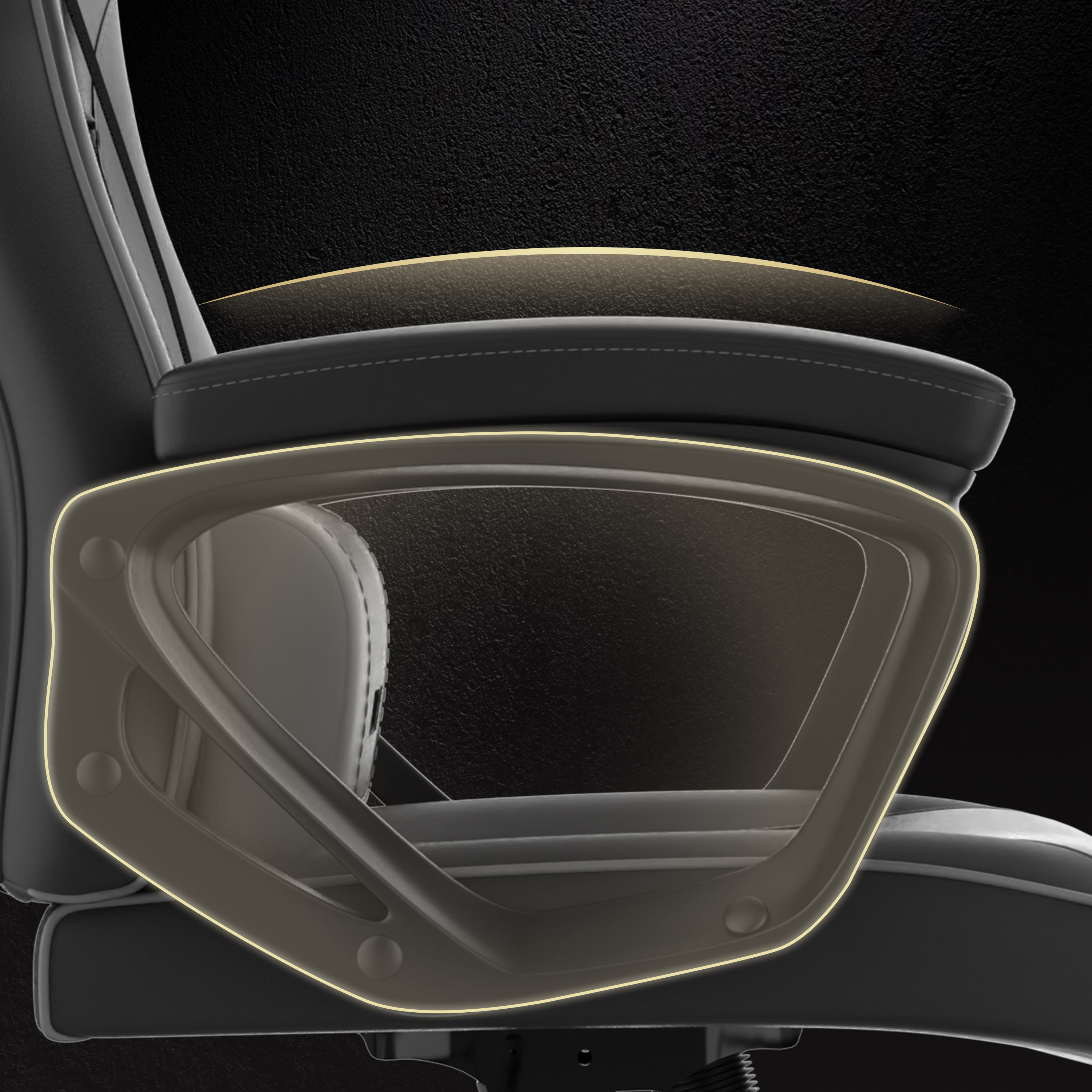 Gros plan sur une chaise de bureau noire avec un cadre gris et un fond noir. L'accoudoir a un contour clair.