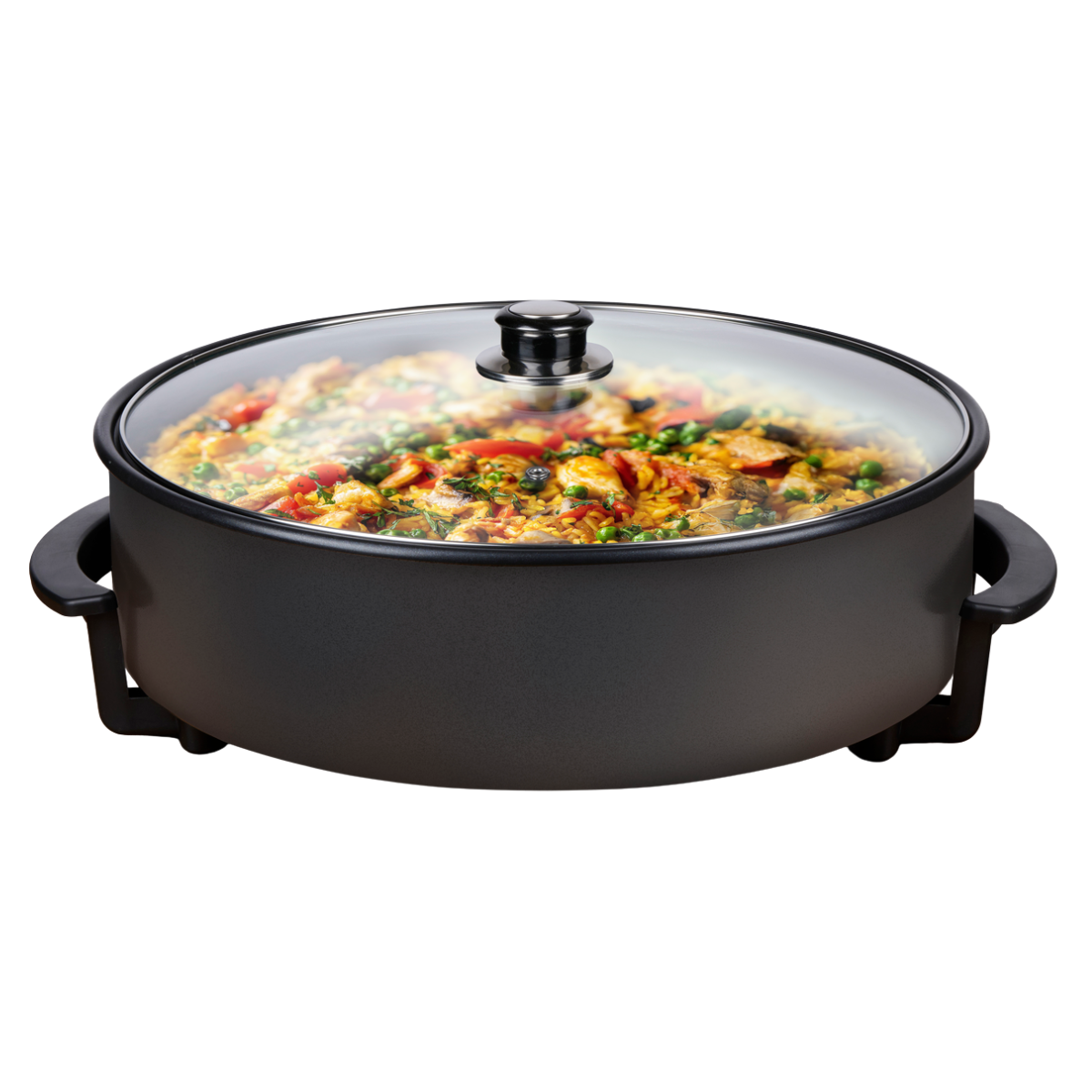 Een ronde, zwarte elektrische koekenpan met een glazen deksel. Binnenin paella met rijst, groenten en kip. De achtergrond is wit.