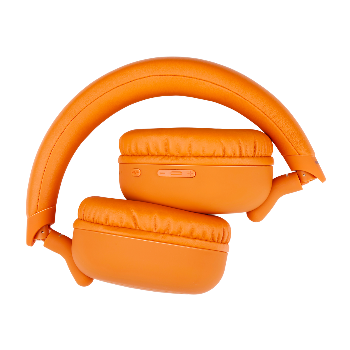Orange Kopfhörer sind zusammengeklappt. Ohrmuscheln und Kopfband sind vor weißem Hintergrund sichtbar.