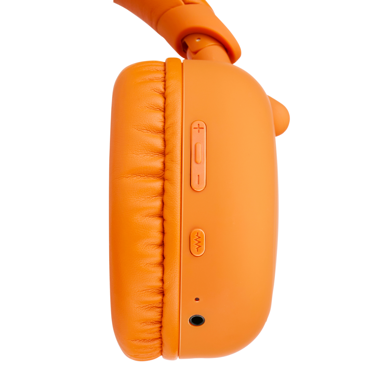 Seitenansicht eines orangefarbenen Kopfhörers. Sichtbar sind die Ohrmuschel, Einstelltasten und Kopfhöreranschluss. Weißer Hintergrund.