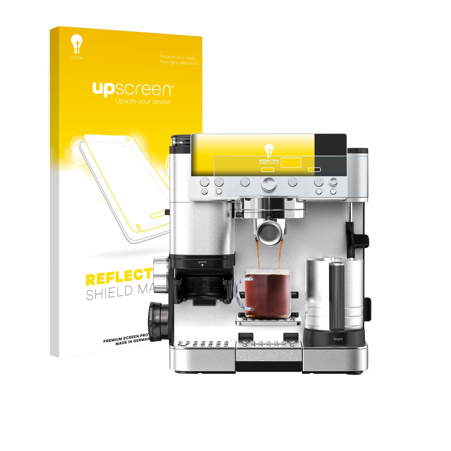 Eine Kaffeemaschine mit einem Glasbecher und einer gelben Schachtel mit dem Text 'upscreen'. Die Maschine ist silberfarben, und die Tasse ist mit Flüssigkeit gefüllt.