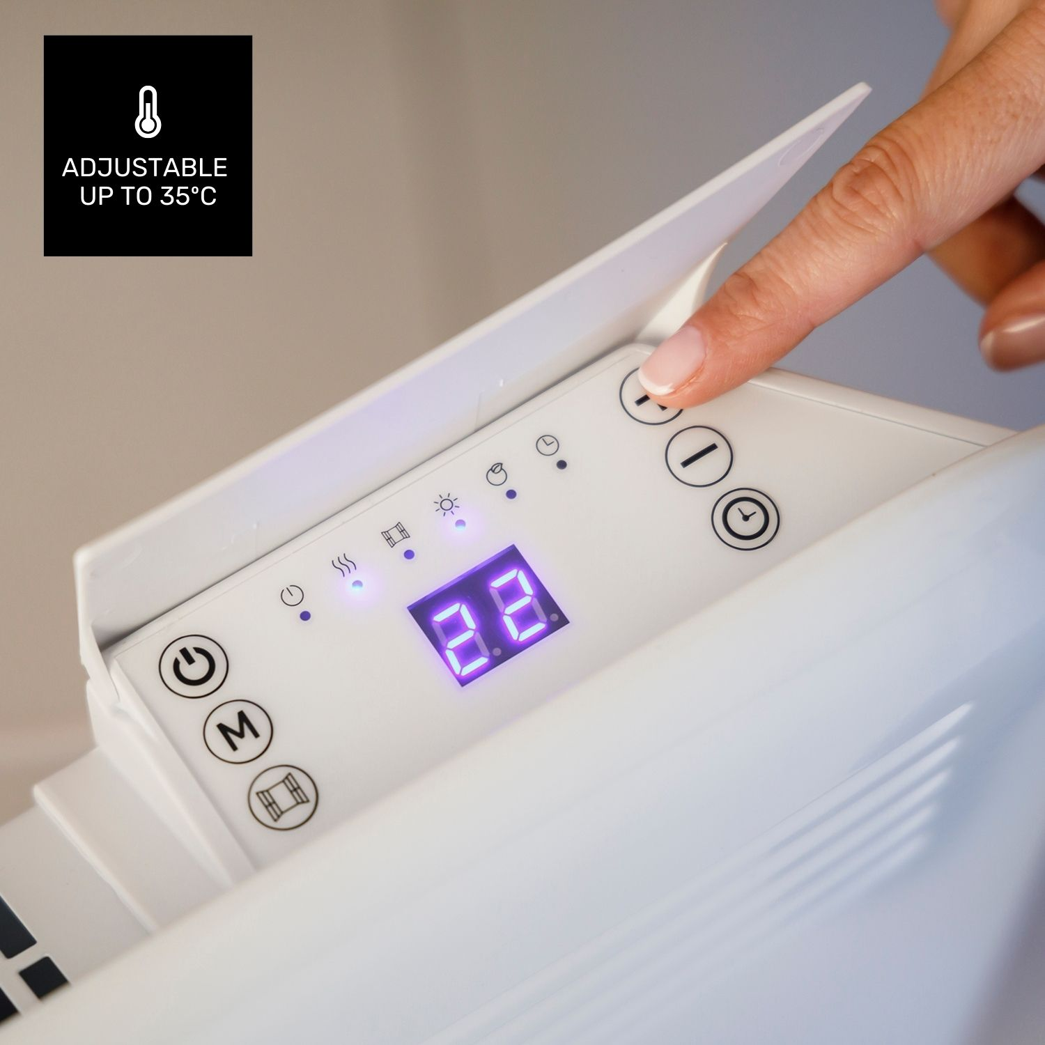 Una mano presiona un botón en un panel de control de calefactor blanco. La pantalla muestra '28'. Una caja negra indica ajustable hasta 35°C.