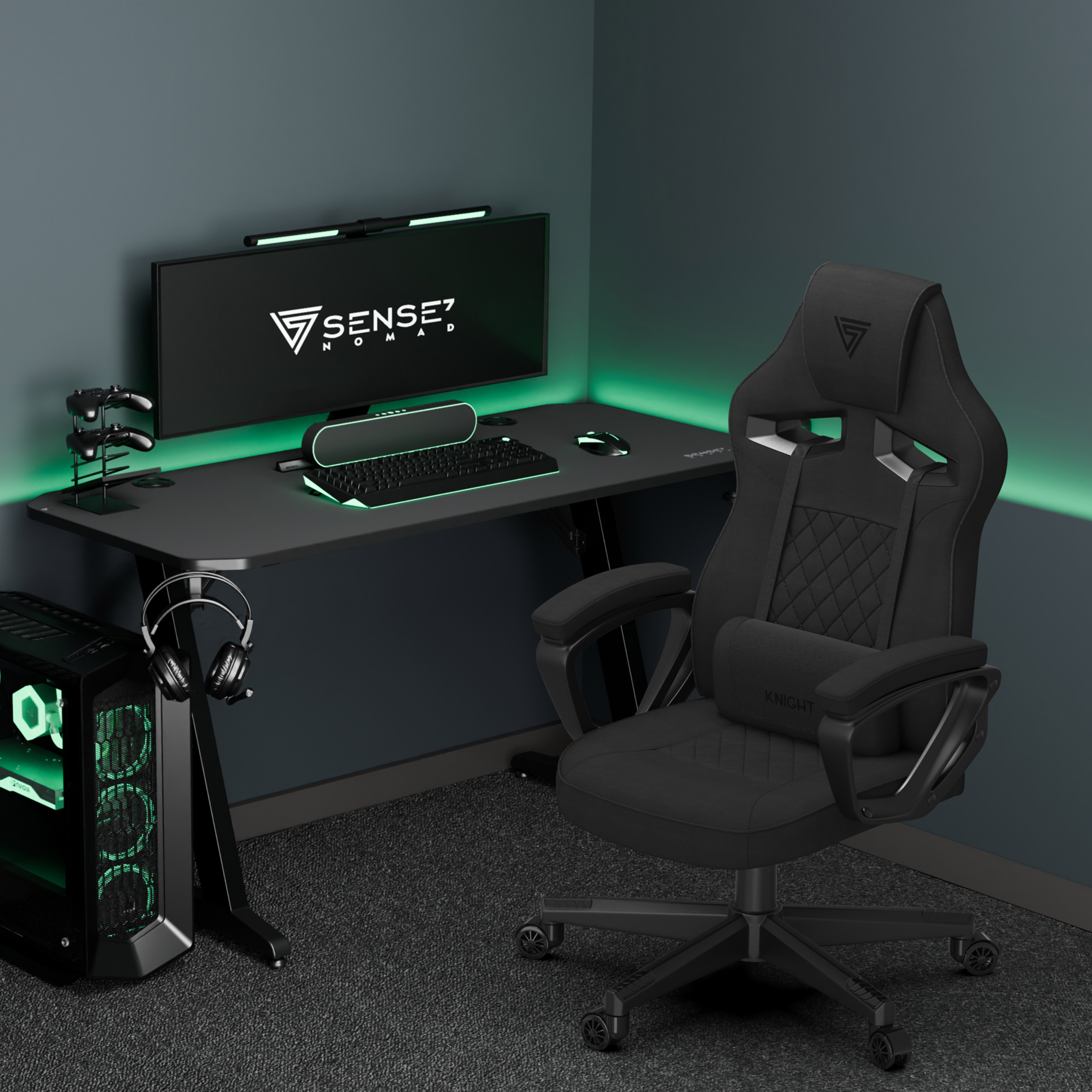 Gaming setup met zwart bureau, stoel, pc en monitor. Groene verlichting accentueert de kamer. Koptelefoon hangt aan de desk.