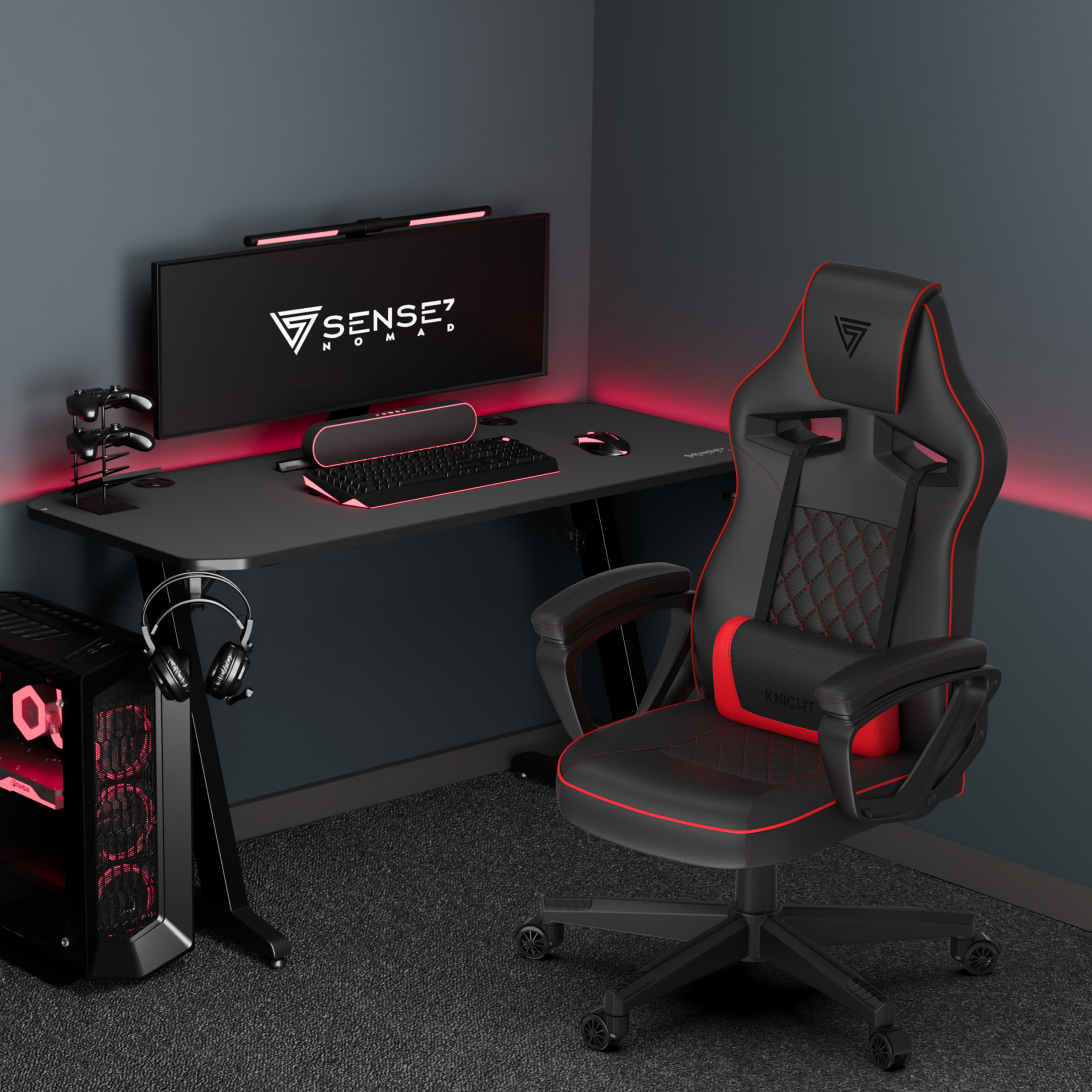 Installation de jeu avec un bureau, une chaise et un ordinateur noirs. Accents rouges sur la chaise et l'éclairage. Casque et manettes présents.