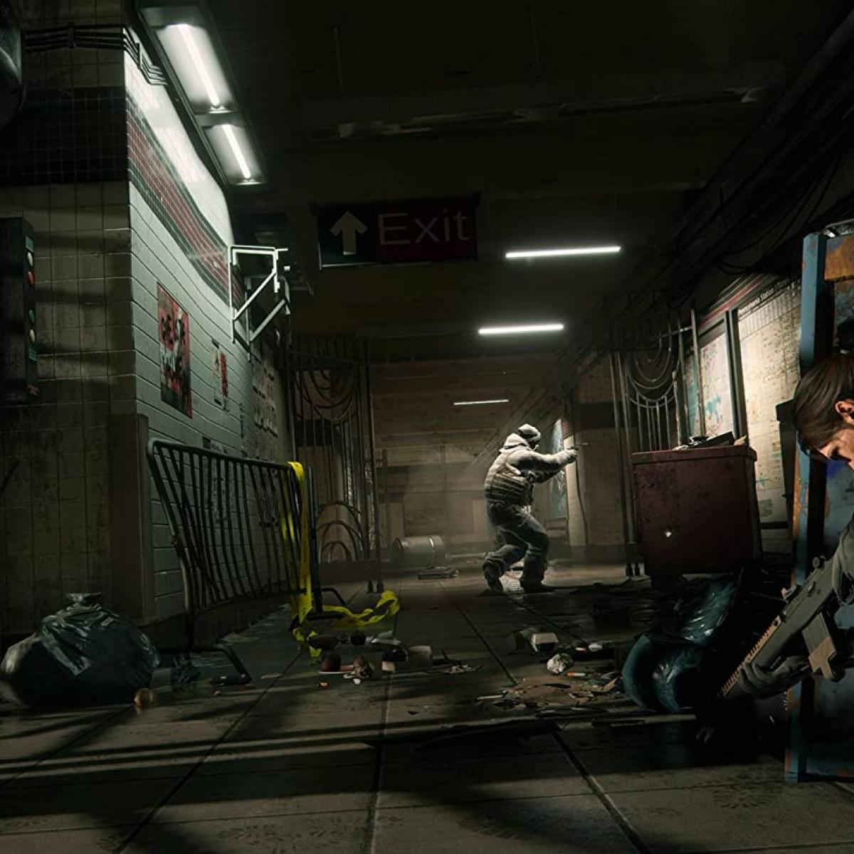 Ciemna scena metra. Osoba celuje z broni, inna idzie, widoczny znak wyjścia. Śmieci i bariera na pierwszym planie.