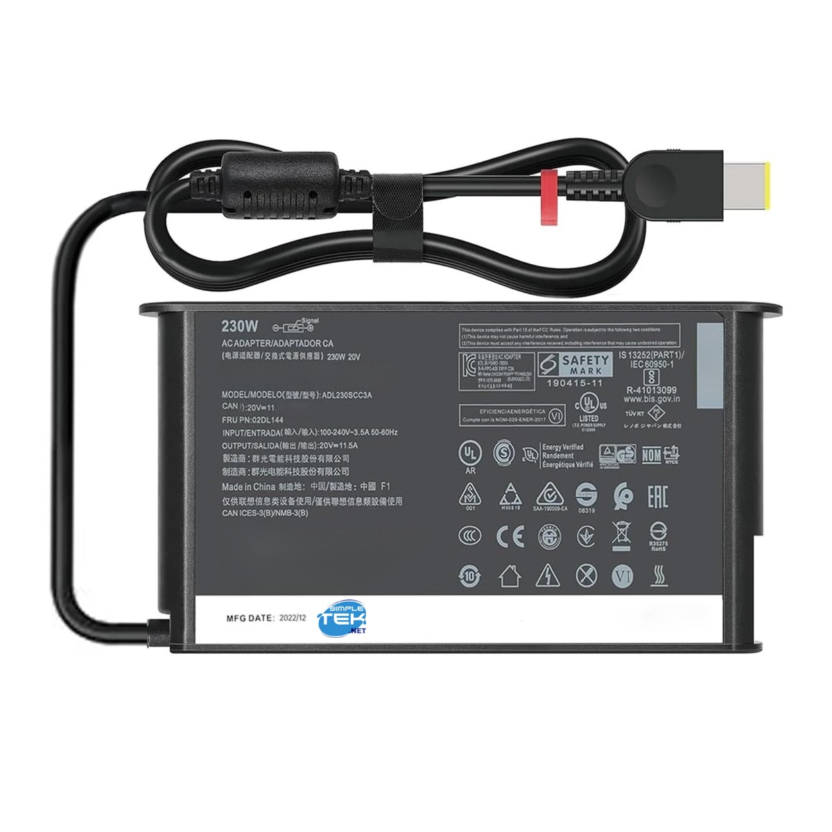 Caricabatterie per laptop nero con cavo collegato e varie etichette di certificazione di sicurezza.
