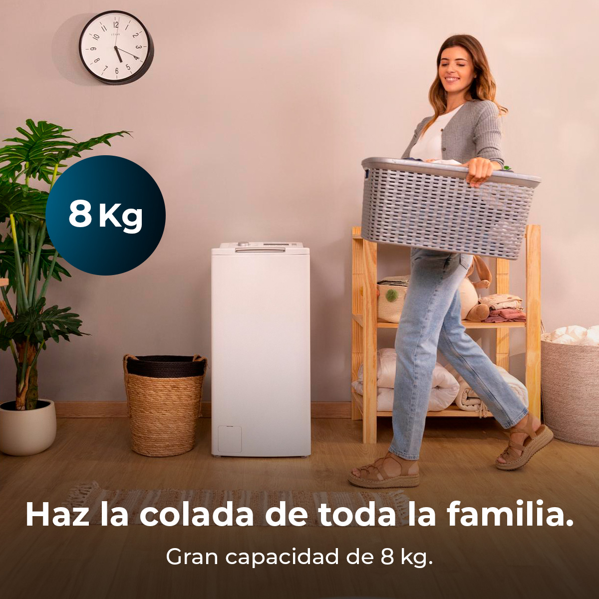 Una donna trasporta un cesto di biancheria. Sullo sfondo una lavatrice e un orologio, con una capacità di 8 kg.