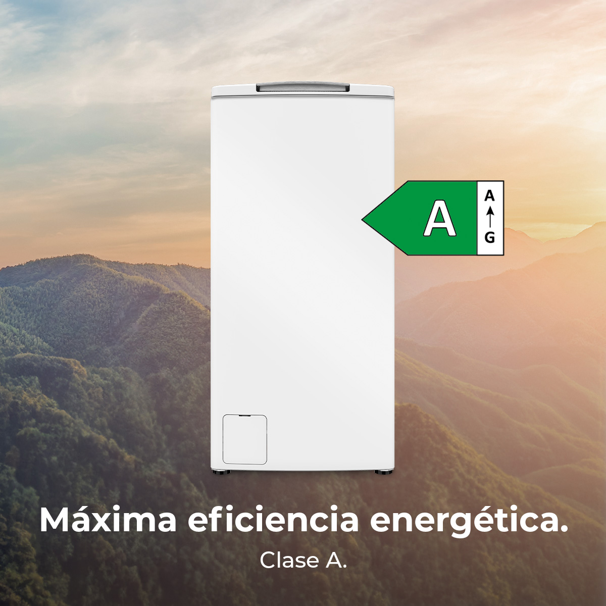 Un frigorifero bianco con etichetta di efficienza energetica. Montagne e tramonto sullo sfondo. Testo: 'Máxima eficiencia energética. Clase A.'