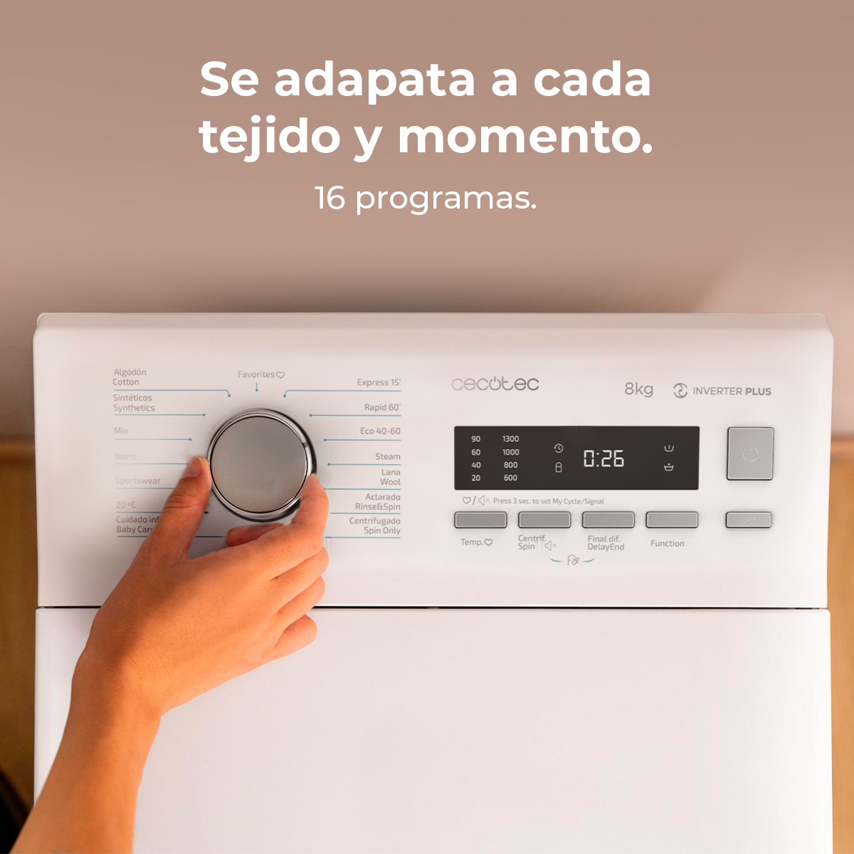Una lavatrice bianca con una mano che ruota un quadrante. Il testo dice 'Se adapta a cada tejido y momento' e '16 programas'.