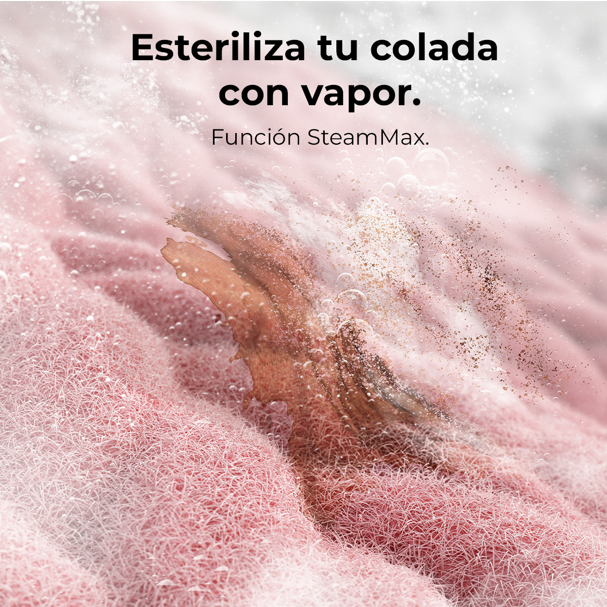 Primo piano di tessuto rosa con macchia marrone, gocce d'acqua e testo spagnolo: 'Sterilizza il bucato con vapore.'