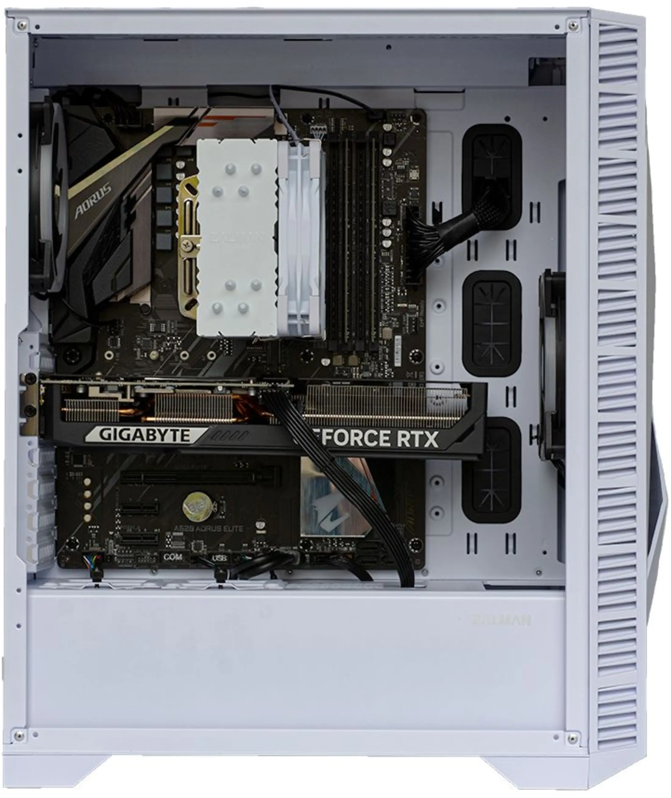 Binnenkant van een witte computerkast, componenten zijn zichtbaar, waaronder een grafische kaart en moederbord.