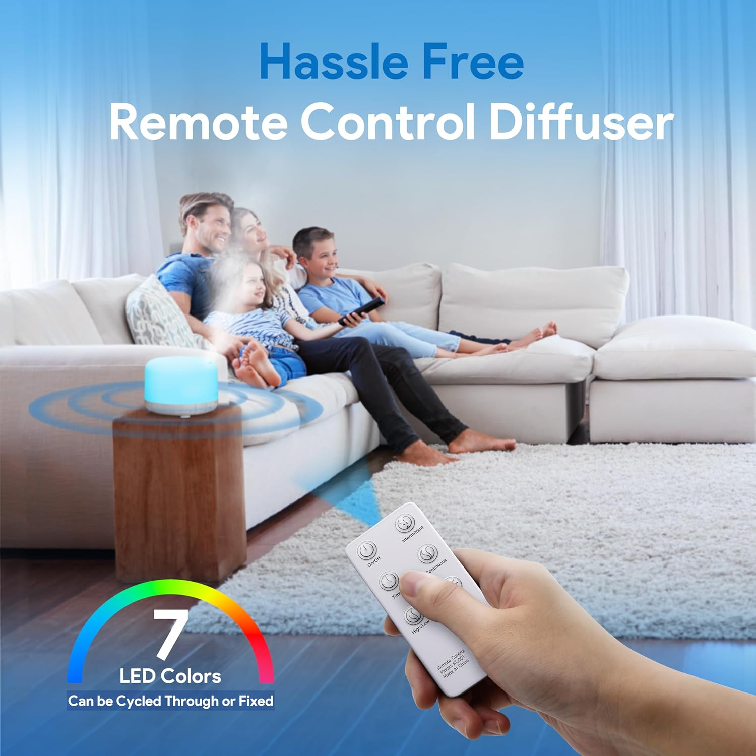Eine Familie entspannt sich auf einem Sofa. Eine Hand hält eine Fernbedienung. Ein Diffusor steht auf einem Tisch, mit einem Regenbogenbogen.