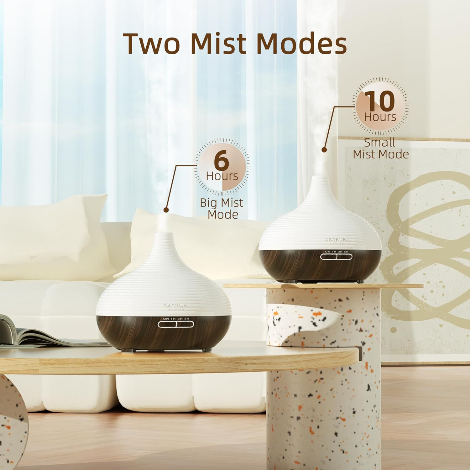 Zwei Diffusoren mit Nebel, einer auf einem Tisch, der andere auf einem Ständer. Etiketten weisen auf Nebelmodi und -dauern hin.